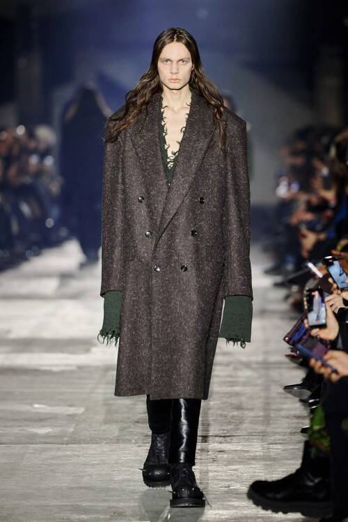 ジョン ローレンス サリバン、ベルリンで2026年秋冬コレクションを発表 ボクサーの身体感覚を起点に、防御と緊張を纏うシルエットを提示