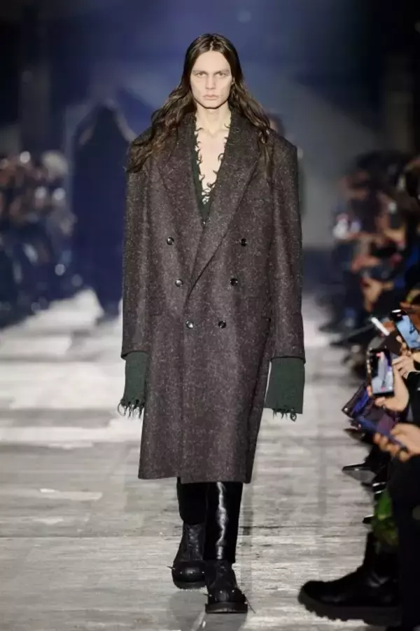 「ジョン ローレンス サリバン、ベルリンで2026年秋冬コレクションを発表 ボクサーの身体感覚を起点に、防御と緊張を纏うシルエットを提示」の画像