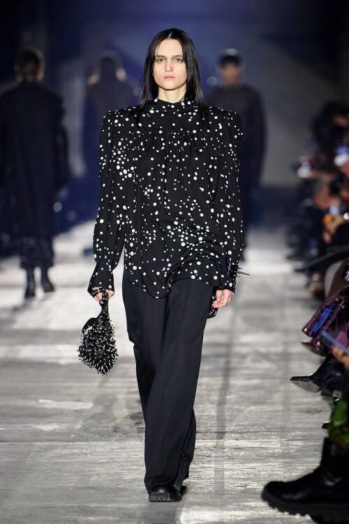 ジョン ローレンス サリバン、ベルリンで2026年秋冬コレクションを発表 ボクサーの身体感覚を起点に、防御と緊張を纏うシルエットを提示