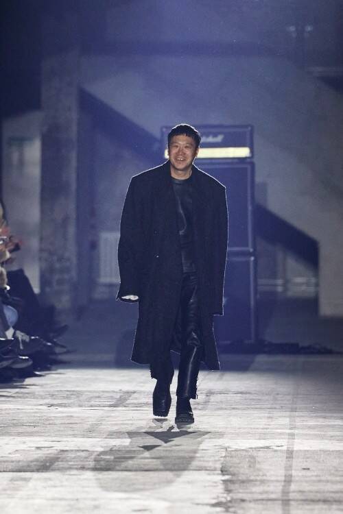 ジョン ローレンス サリバン、ベルリンで2026年秋冬コレクションを発表 ボクサーの身体感覚を起点に、防御と緊張を纏うシルエットを提示