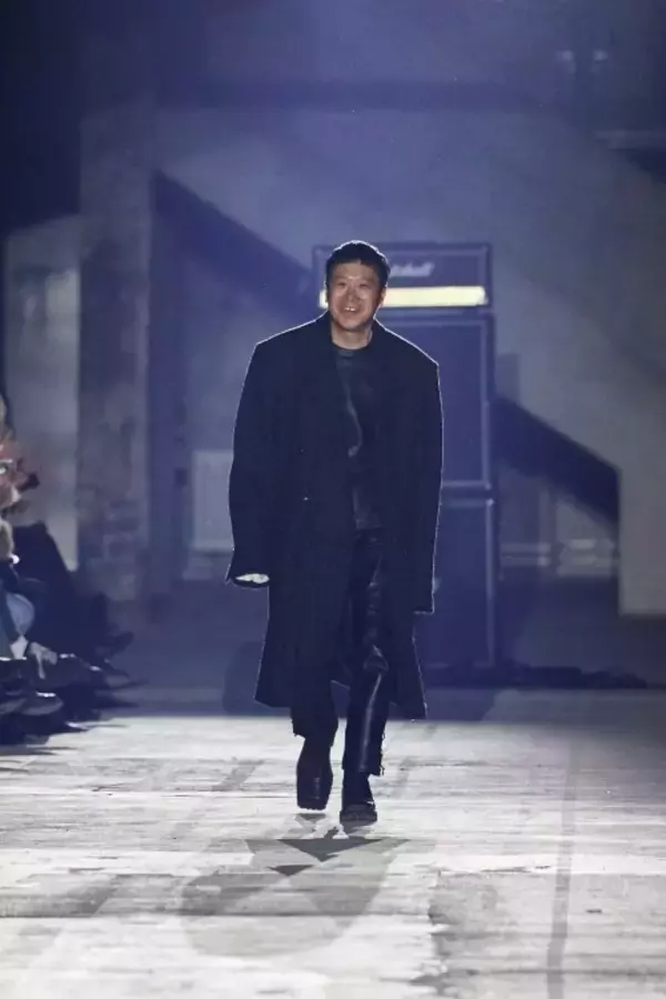 「ジョン ローレンス サリバン、ベルリンで2026年秋冬コレクションを発表 ボクサーの身体感覚を起点に、防御と緊張を纏うシルエットを提示」の画像