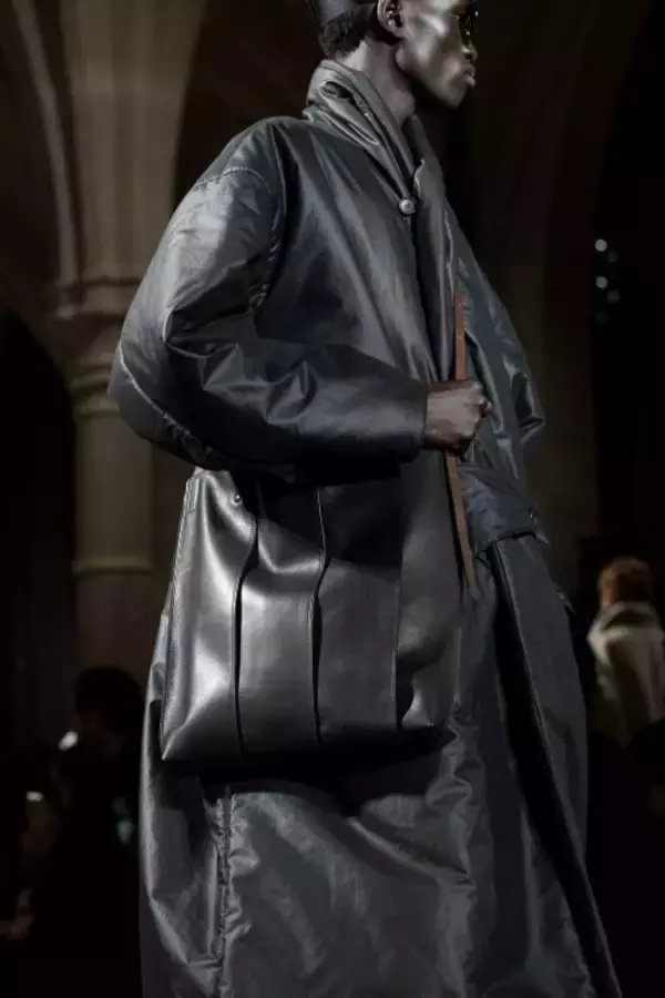 「IM MEN 2026/27年秋冬コレクション──「FORMLESS FORM」が問いかける、一枚の布の可能性」の画像