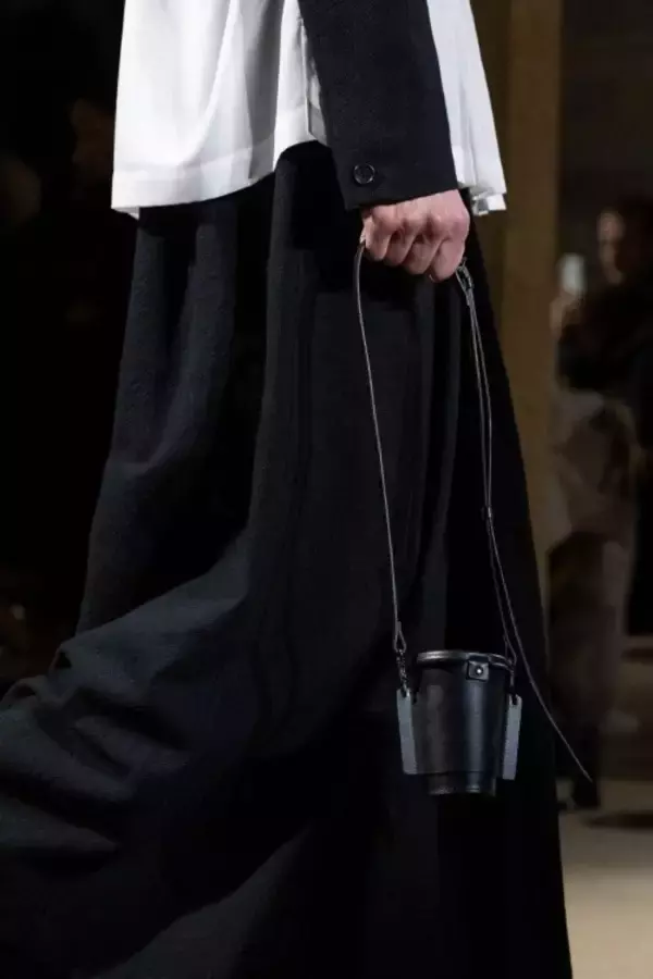 「IM MEN 2026/27年秋冬コレクション──「FORMLESS FORM」が問いかける、一枚の布の可能性」の画像