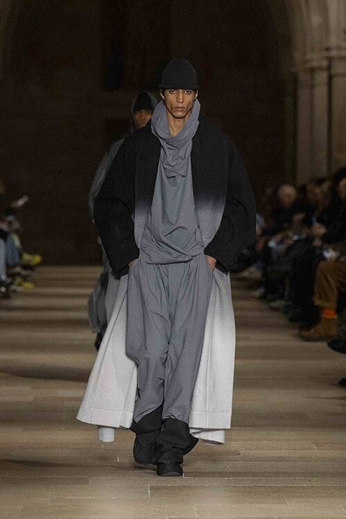 IM MEN 2026/27年秋冬コレクション──「FORMLESS FORM」が問いかける、一枚の布の可能性