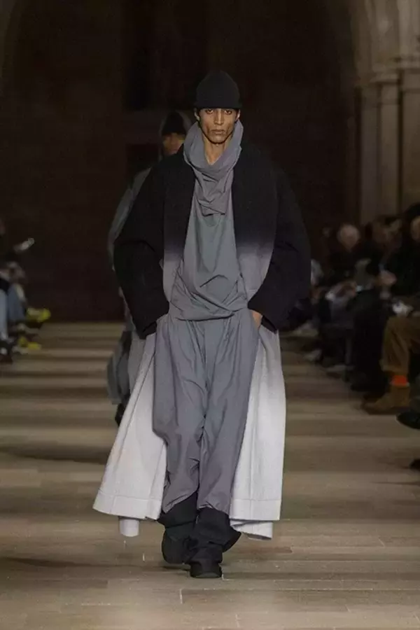 「IM MEN 2026/27年秋冬コレクション──「FORMLESS FORM」が問いかける、一枚の布の可能性」の画像