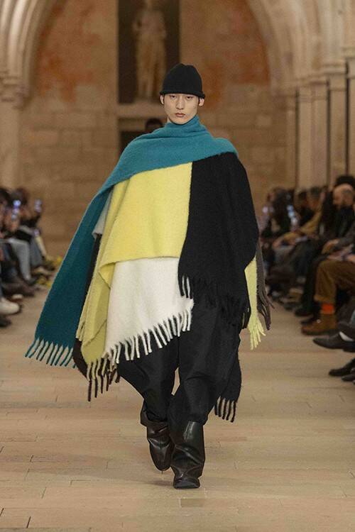 IM MEN 2026/27年秋冬コレクション──「FORMLESS FORM」が問いかける、一枚の布の可能性