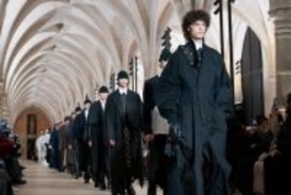 IM MEN 2026/27年秋冬コレクション──「FORMLESS FORM」が問いかける、一枚の布の可能性