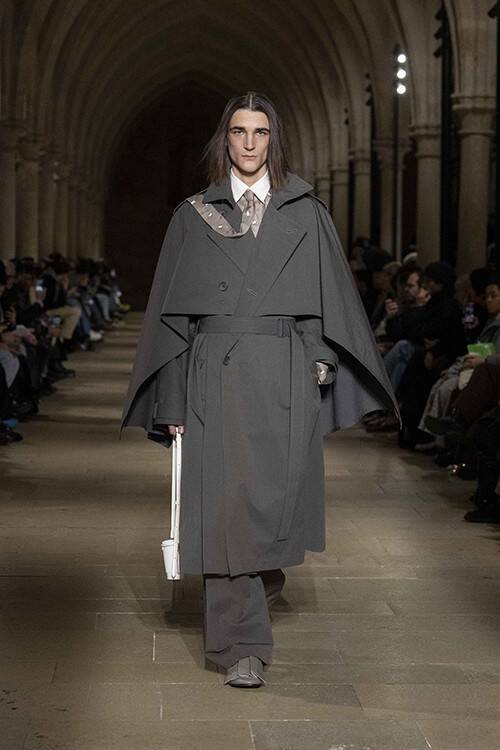 IM MEN 2026/27年秋冬コレクション──「FORMLESS FORM」が問いかける、一枚の布の可能性