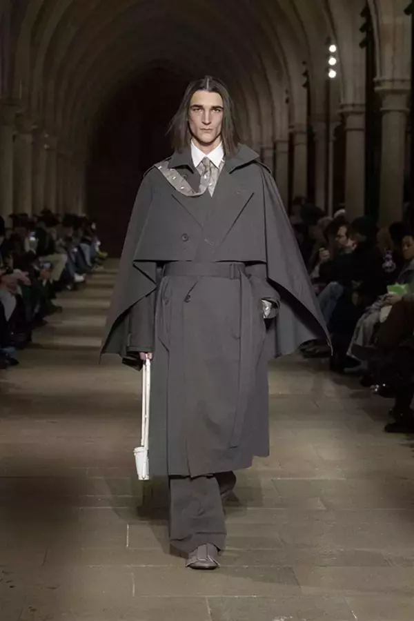 「IM MEN 2026/27年秋冬コレクション──「FORMLESS FORM」が問いかける、一枚の布の可能性」の画像