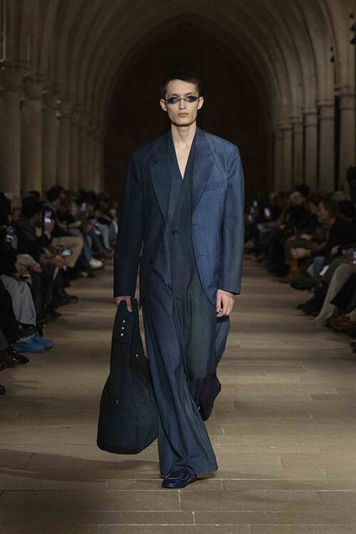 IM MEN 2026/27年秋冬コレクション──「FORMLESS FORM」が問いかける、一枚の布の可能性