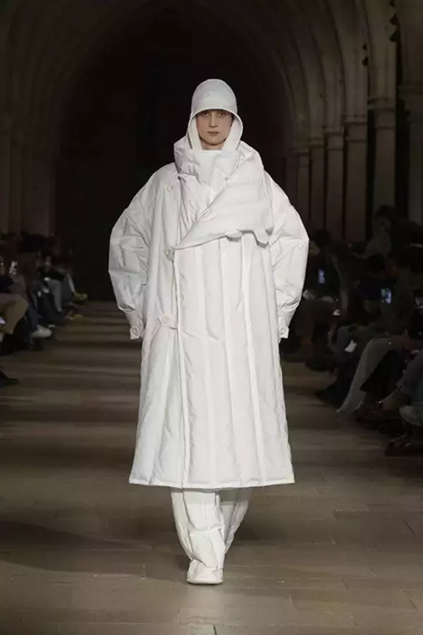 「IM MEN 2026/27年秋冬コレクション──「FORMLESS FORM」が問いかける、一枚の布の可能性」の画像