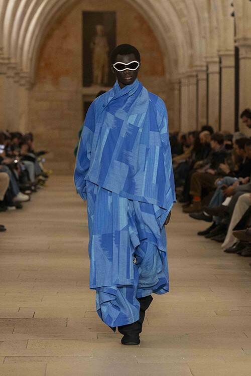 IM MEN 2026/27年秋冬コレクション──「FORMLESS FORM」が問いかける、一枚の布の可能性