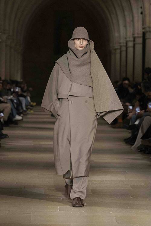 IM MEN 2026/27年秋冬コレクション──「FORMLESS FORM」が問いかける、一枚の布の可能性