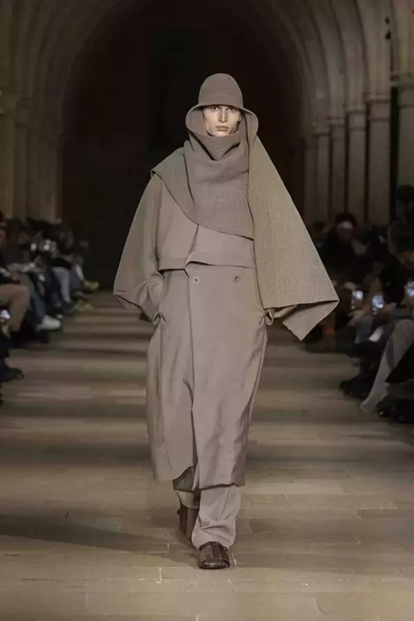 「IM MEN 2026/27年秋冬コレクション──「FORMLESS FORM」が問いかける、一枚の布の可能性」の画像