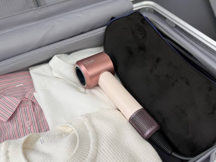 ダイソンが提案する“移動する身支度”。羽田空港で体験する「Supersonic™ Travel」という選択