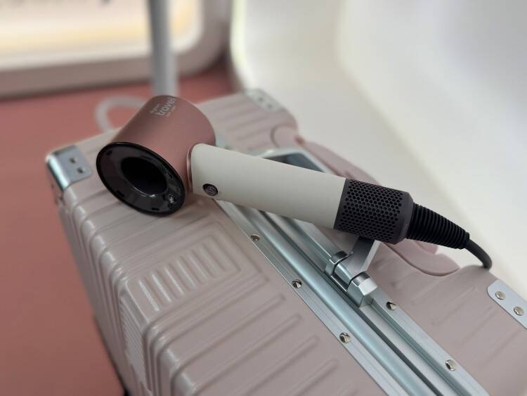 ダイソンが提案する“移動する身支度”。羽田空港で体験する「Supersonic™ Travel」という選択