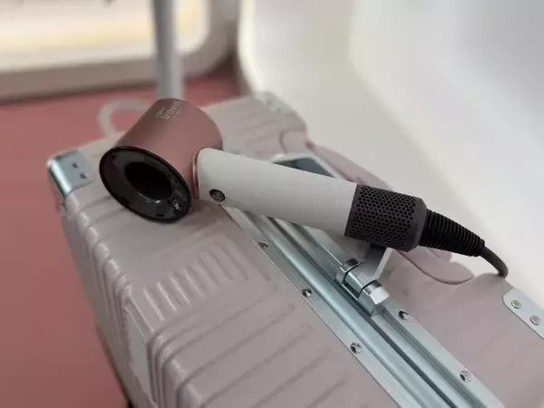 「ダイソンが提案する“移動する身支度”。羽田空港で体験する「Supersonic™ Travel」という選択」の画像