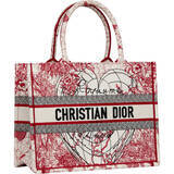 「現実を離れ楽しむことの大切さを教えてくれる、マリア・グラツィア・キウリによる「ディオールアムール」のクリエイション」の画像1