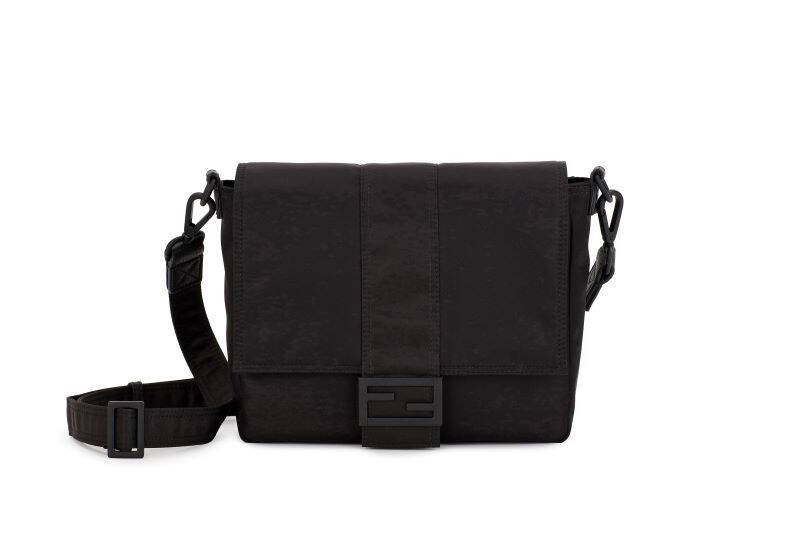 フェンディからリサイクルナイロン「エコニール®」を使用した新作バッグ『バゲット メッセンジャー』を発表