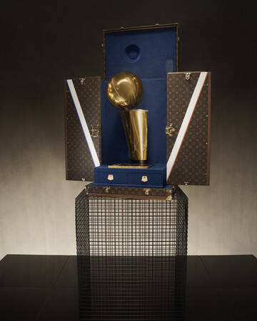 NBAファイナル2021はミルウォーキー・バックスが優勝! 「ラリー・オブライエン・トロフィー」の特製ケースはルイ・ヴィトンが制作