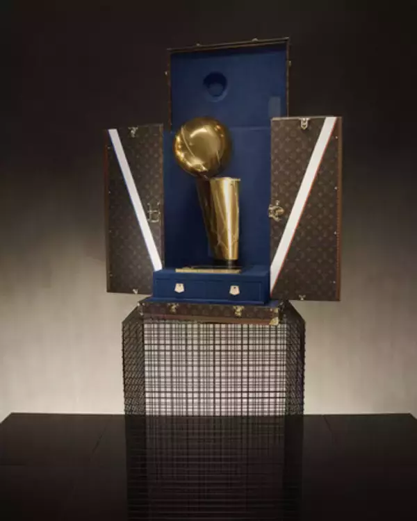 「NBAファイナル2021はミルウォーキー・バックスが優勝! 「ラリー・オブライエン・トロフィー」の特製ケースはルイ・ヴィトンが制作」の画像