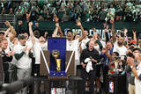 「NBAファイナル2021はミルウォーキー・バックスが優勝! 「ラリー・オブライエン・トロフィー」の特製ケースはルイ・ヴィトンが制作」の画像1