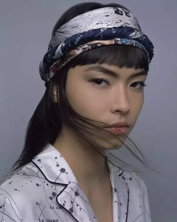 ターバンやヘッドバンドに、今秋冬シーズン大注目! 様々な表情にエレガンスと大胆さをもたらすディオールのシルクスカーフ