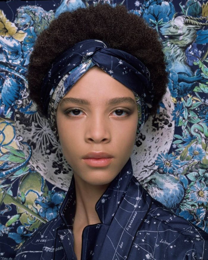 ターバンやヘッドバンドに、今秋冬シーズン大注目! 様々な表情にエレガンスと大胆さをもたらすディオールのシルクスカーフ