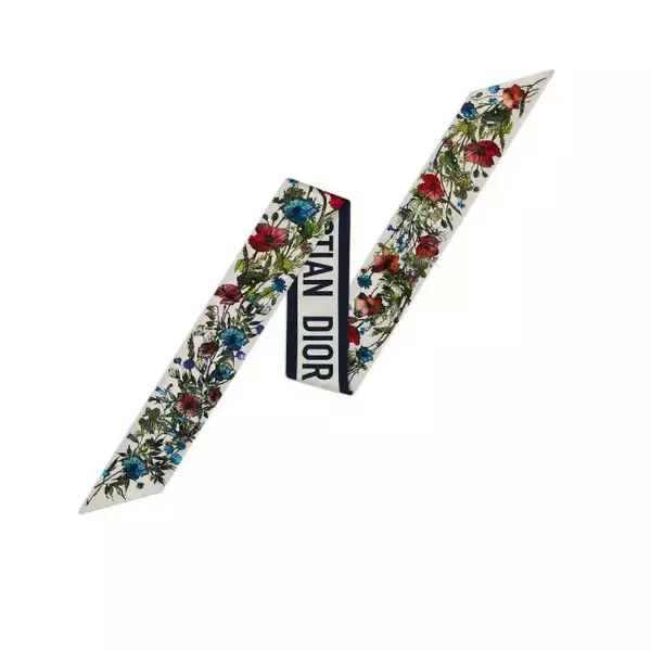 「ターバンやヘッドバンドに、今秋冬シーズン大注目! 様々な表情にエレガンスと大胆さをもたらすディオールのシルクスカーフ」の画像