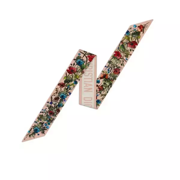 「ターバンやヘッドバンドに、今秋冬シーズン大注目! 様々な表情にエレガンスと大胆さをもたらすディオールのシルクスカーフ」の画像