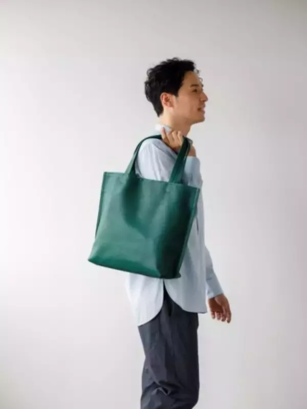 「夏コーデの差し色に。土屋鞄製造所から柔らかな質感の国産牛革を使用したトートバッグが登場」の画像