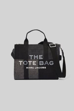 デニム素材でアップデートしたマーク ジェイコブスの人気トートバッグに新色ブラックが登場