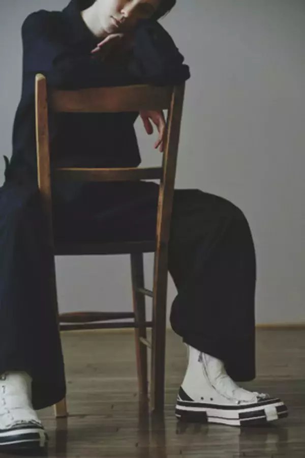 Y'sとxVesselによる、フロントがパーツで覆われた特徴のある見た目のハイカットスニーカーが登場