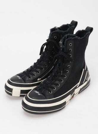 Y'sとxVesselによる、フロントがパーツで覆われた特徴のある見た目のハイカットスニーカーが登場