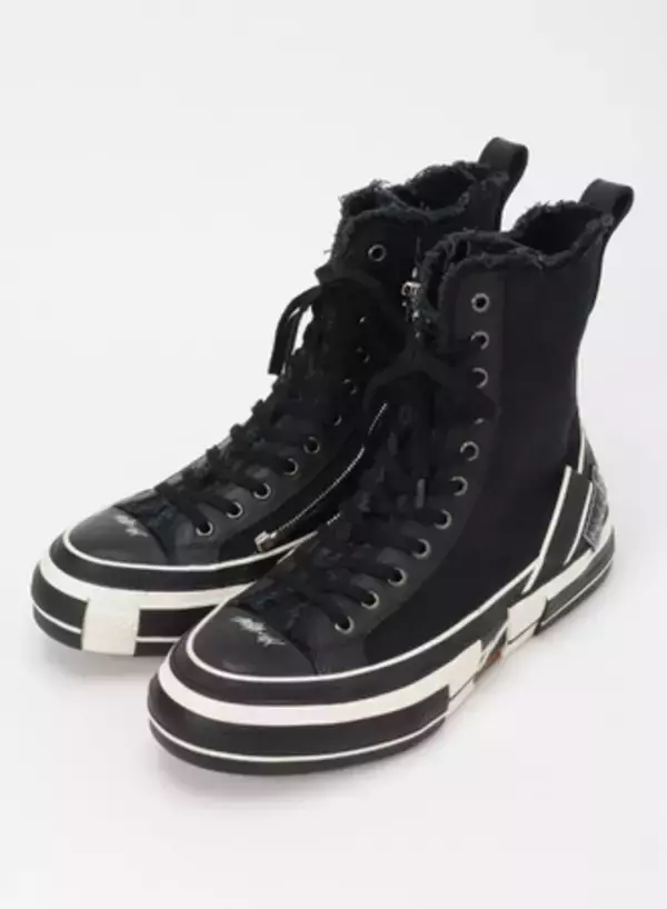 「Y'sとxVesselによる、フロントがパーツで覆われた特徴のある見た目のハイカットスニーカーが登場」の画像