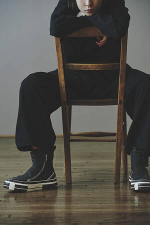 Y'sとxVesselによる、フロントがパーツで覆われた特徴のある見た目のハイカットスニーカーが登場