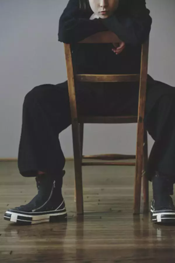 「Y'sとxVesselによる、フロントがパーツで覆われた特徴のある見た目のハイカットスニーカーが登場」の画像