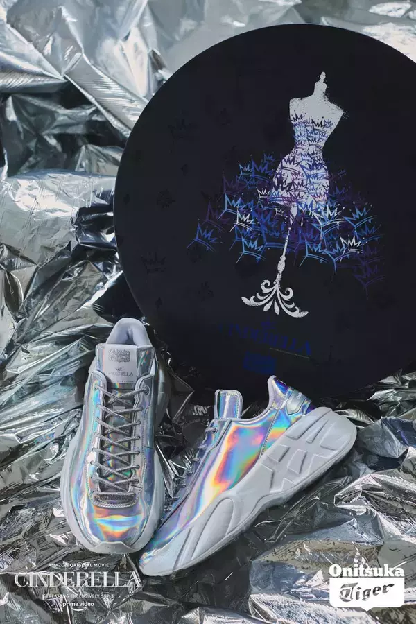 「オニツカタイガーが映画「シンデレラ」とコラボ。従来の「ガラスの靴」に捉われず誰もが主人公になれる新しい解釈のシューズを作製」の画像
