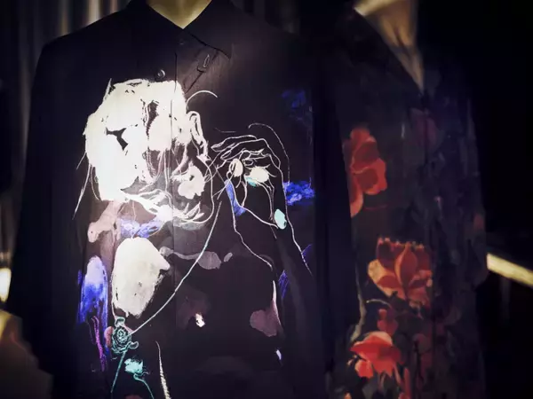 「Yohji Yamamoto HOMMEからビジュアルアーティスト「ジェームス・ジーン」とコラボした全12型のカプセルコレクションが登場」の画像