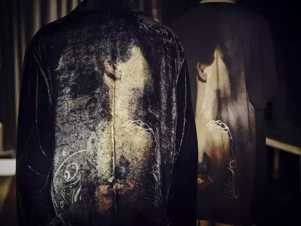 「Yohji Yamamoto HOMMEからビジュアルアーティスト「ジェームス・ジーン」とコラボした全12型のカプセルコレクションが登場」の画像