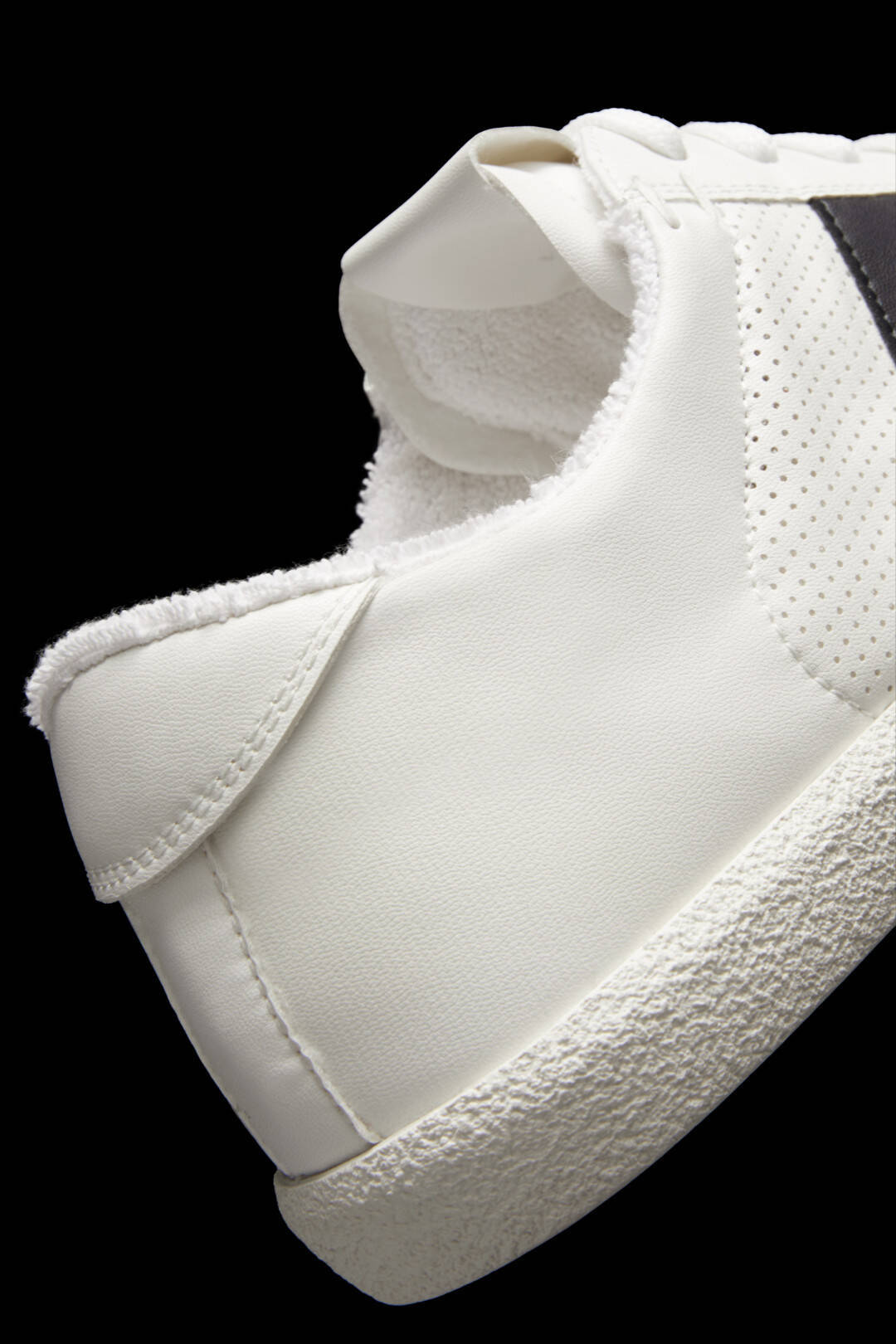 モンクレールからサステナブルにアップデートされた新作スニーカーが登場!