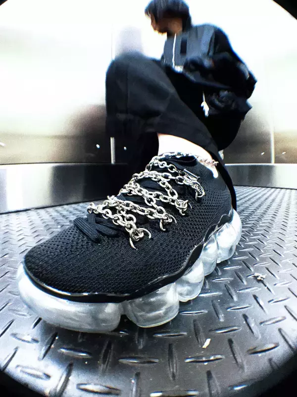 リミ フゥとグラウンズのコラボスニーカーが登場。ジュエリー形状のソールにシューレース・チェーンをレイヤード