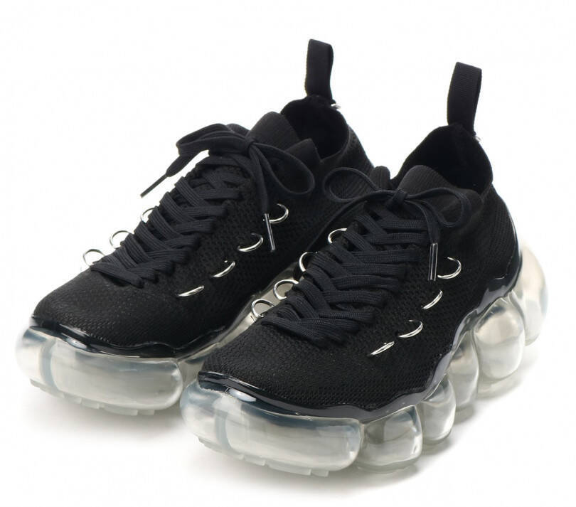 リミ フゥとグラウンズのコラボスニーカーが登場。ジュエリー形状のソールにシューレース・チェーンをレイヤード