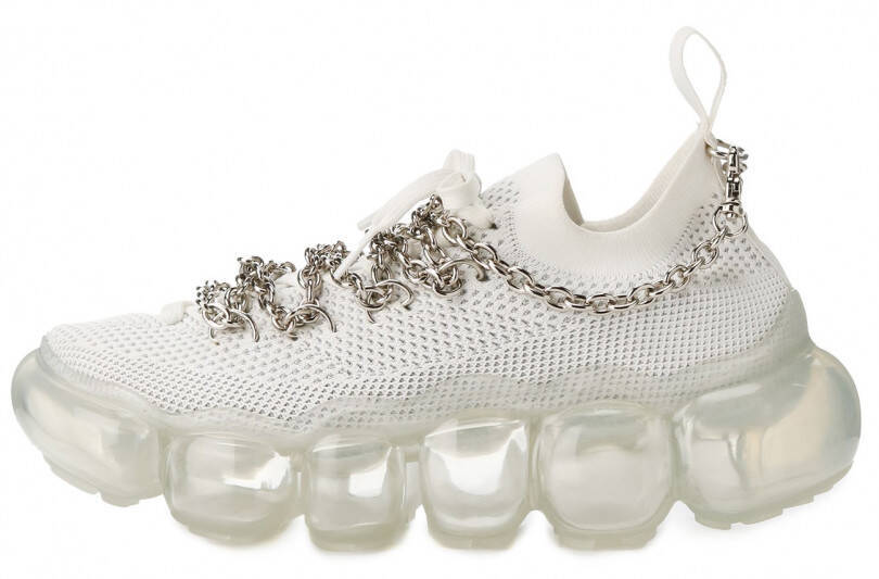 リミ フゥとグラウンズのコラボスニーカーが登場。ジュエリー形状のソールにシューレース・チェーンをレイヤード