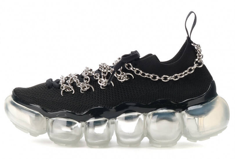 リミ フゥとグラウンズのコラボスニーカーが登場。ジュエリー形状のソールにシューレース・チェーンをレイヤード