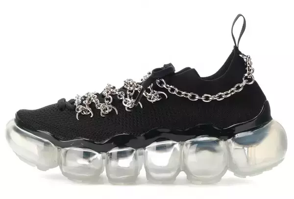 「リミ フゥとグラウンズのコラボスニーカーが登場。ジュエリー形状のソールにシューレース・チェーンをレイヤード」の画像