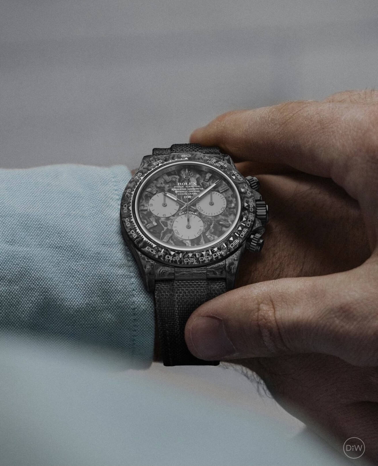 高級カスタム時計メーカー「DIW」がデイトナのケース、ベゼル、文字盤をカーボンファイバーでカスタマイズ