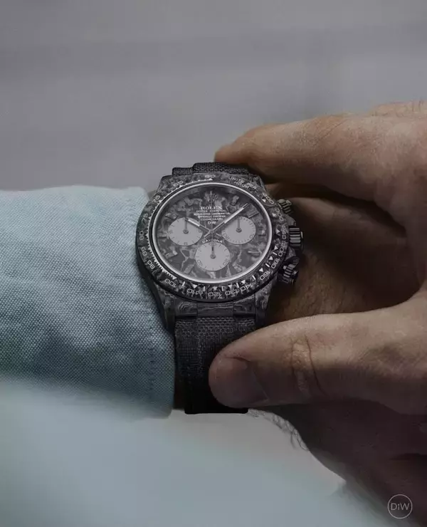 「高級カスタム時計メーカー「DIW」がデイトナのケース、ベゼル、文字盤をカーボンファイバーでカスタマイズ」の画像