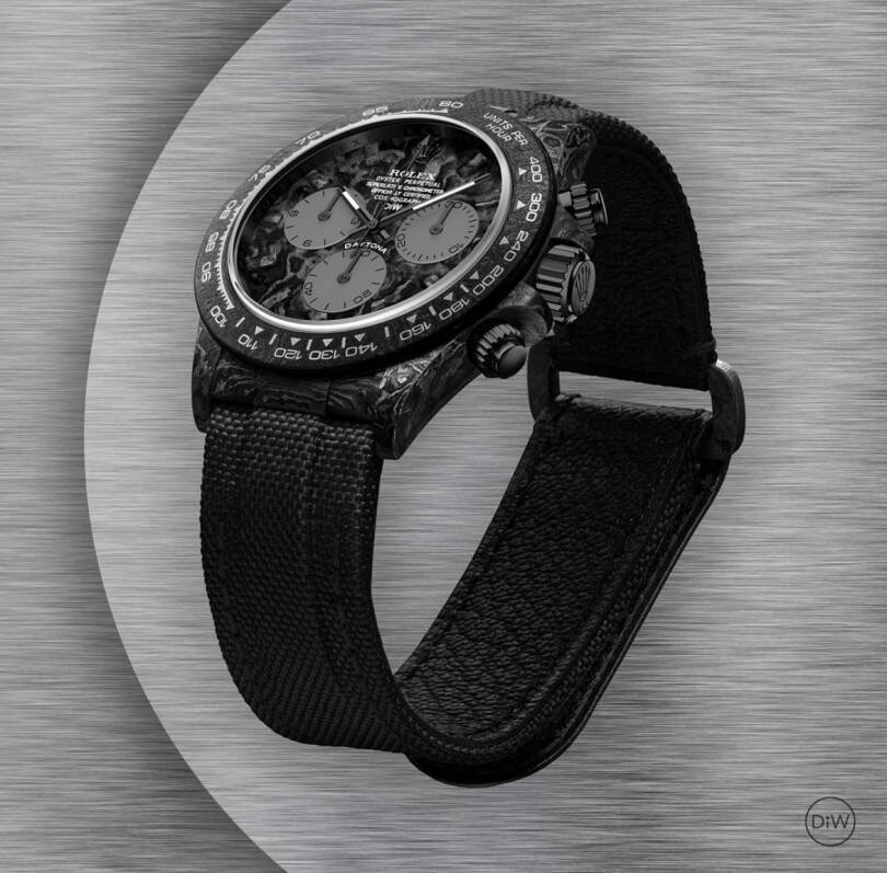 高級カスタム時計メーカー「DIW」がデイトナのケース、ベゼル、文字盤をカーボンファイバーでカスタマイズ