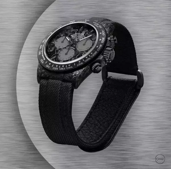 「高級カスタム時計メーカー「DIW」がデイトナのケース、ベゼル、文字盤をカーボンファイバーでカスタマイズ」の画像
